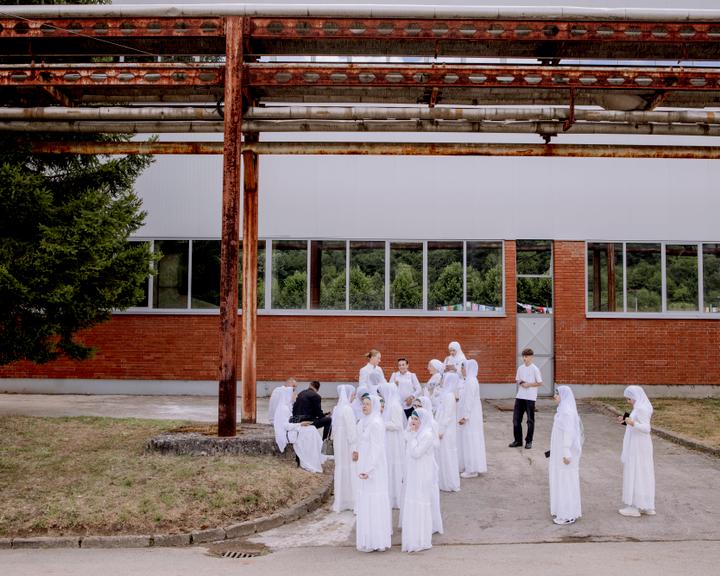 Des femmes bosniaques devant le centre mémoriel, le jour des commémorations du génocide à Srebrenica, en Bosnie-Herzégovine, le 11 juillet 2025.