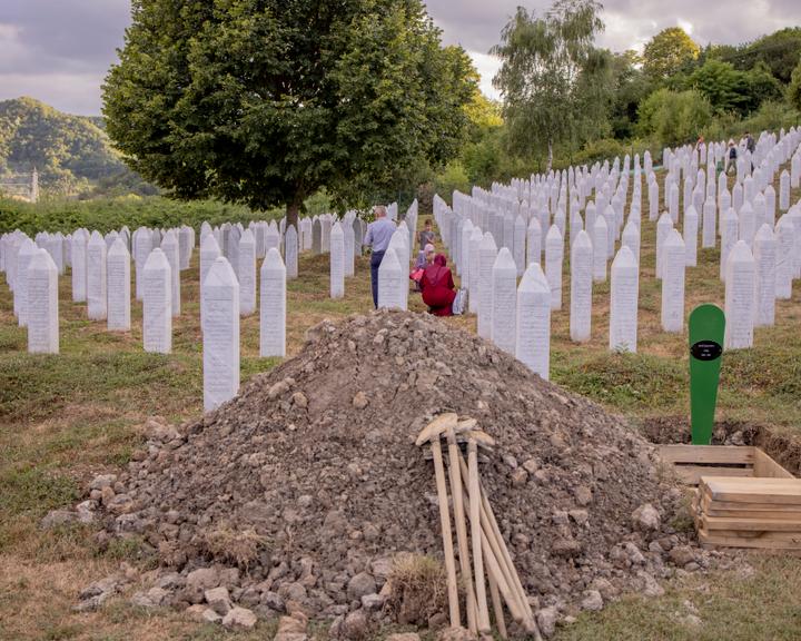 La sépulture n° 5 de Senajid Avdic, 16 ans, au cimetière de Srebrenica, en Bosnie-Herzégovine, le 10 juillet 2025.