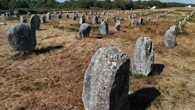 Cette vue générale montre les mégalithes des alignements de Carnac, en Bretagne, dans l’ouest de la France (Morbihan), le 4 juillet 2025.