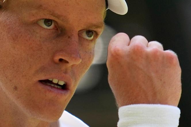 L’Italien Jannik Sinner lors de la finale du tournoi de Wimbledon, face à l’Espagnol Carlos Alcaraz, le 13 juillet 2025 au Royaume-Uni.