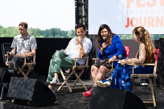 Les journalistes Paul Ackermann et Adeline Percept, lors de la conférence « Le club des correspondants : la France face aux violences sexuelles et sexistes » du Festival international de journalisme, à Couthures-sur-Garonne (Lot-et-Garonne), le 13 juillet 2025.