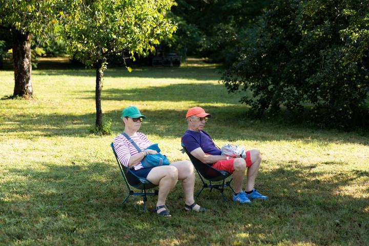 Des participants au Festival international de journalisme, à Couthures-sur-Garonne (Lot-et-Garonne), le 13 juillet 2025.