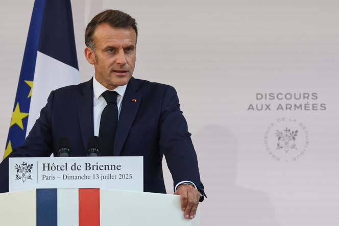 Emmanuel Macron aborda os líderes do exército no Hôtel de Brienne, domingo, 13 de julho de 2025, em Paris.