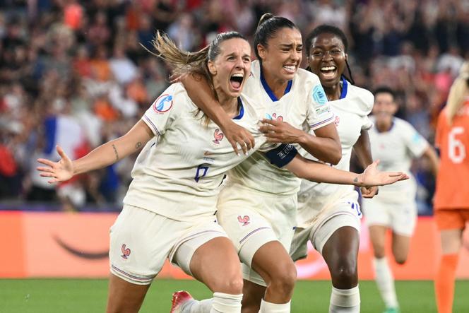 La milieu de terrain Sandie Toletti (à gauche) lors du match de l’Euro entre les Pays-Bas et la France au stade St. Jakob Park de Bâle, le 13 juillet 2025.