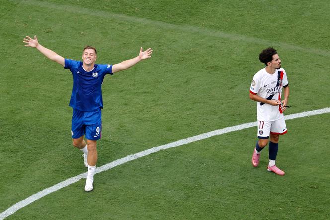 O jogador do Chelsea, Liam Delap, levanta os braços após a vitória de seu clube contra o PSG de Vitinha, na final da Copa do Mundo do Clube no domingo, 13 de julho, no MetLife Stadium (Nova Jersey).