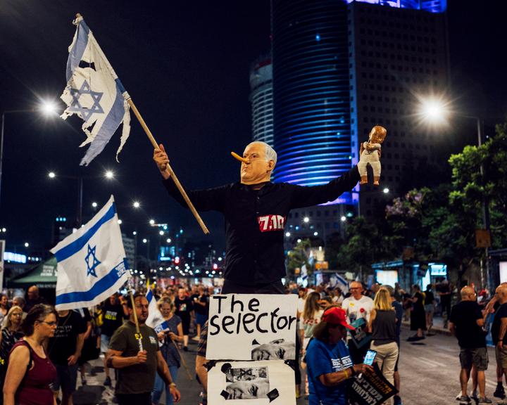 Lors d’une manifestation pour un cessez-le-feu, au boulevard Begin, à Tel Aviv, le 12 juillet 2025.