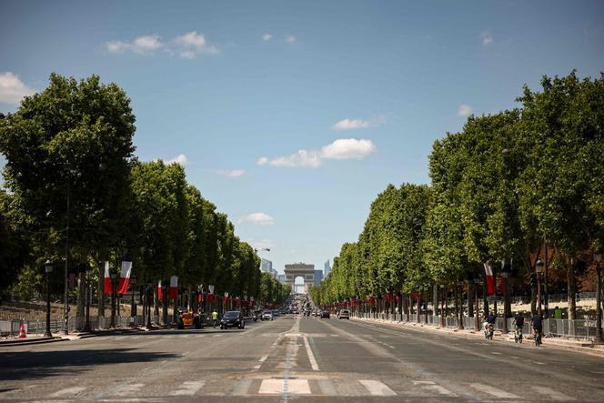 Les Champs-Elysées à la veille du défilé du 14-Juillet, à Paris, le 13 juillet 2025.