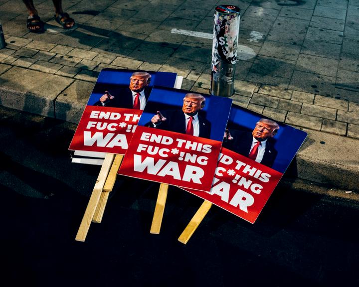 Des panneaux avec le portrait du président Donald Trump lors d’une manifestation pour un cessez-le-feu, au boulevard Begin, à Tel Aviv, le 12 juillet 2025.