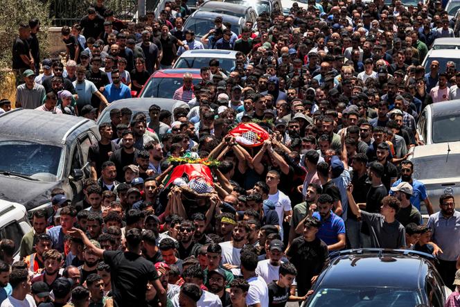 Procession durant les obsèques de l’Américano-Palestinien Saif al-Din Musalat et du Palestinien Mohammed Rizq Hussein al-Shalabi tués par des colons israéliens, à Al-Mazra’a ash-Sharqiya, près de Ramallah, en Cisjordanie, le 13 juillet 2025.