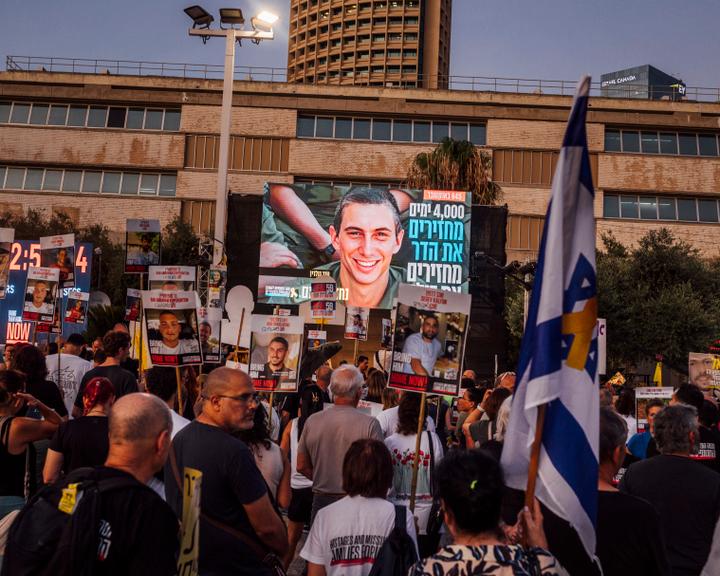 Le portrait du soldat israélien Hadar Goldin, lors d’un rassemblent sur la « place des otages » à Tel Aviv à l’appel du Forum des familles d’otages, pour un cessez-le-feu et la libération de ces derniers, le 12 juillet 2025.
