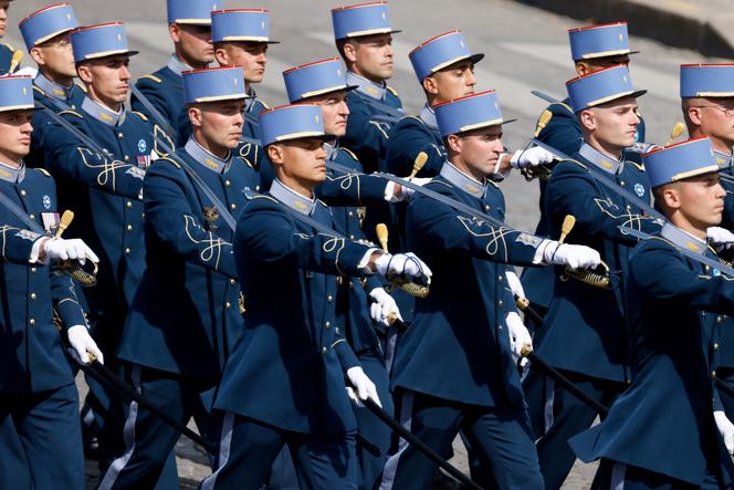 Des élèves de l’Ecole militaire interarmes défilent le 14 juillet 2023 sur l’avenue des Champs-Elysées, à Paris.