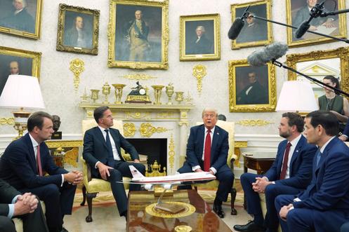 Le secrétaire général de l’OTAN, Mark Rutte (deuxième à partir de la gauche), rencontre le président américain, Donald Trump, tandis que le vice-président, J. D. Vance, et le secrétaire d’Etat américain, Marco Rubio, écoutent, dans le bureau Ovale de la Maison Blanche, le 14 juillet 2025, à Washington.