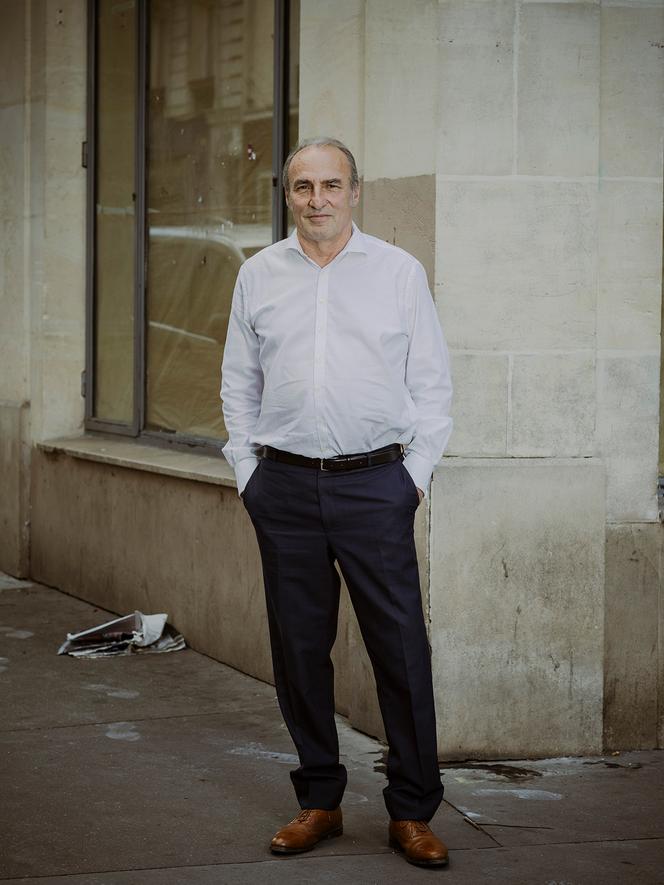 L’ex-journaliste économique Bruno Segré, à l’origine de la pétition, devant l’emplacement du futur Carrefour City, le 8 juillet.
