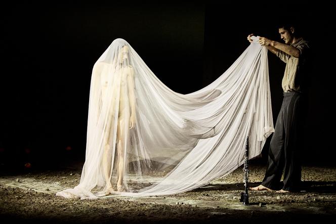 Eftychia Stefanou et Fotis Stratigos lors de la répétition de « Mami », créé et mis en scène par Mario Banushi, au Festival d’Avignon, le 12 juillet 2025.