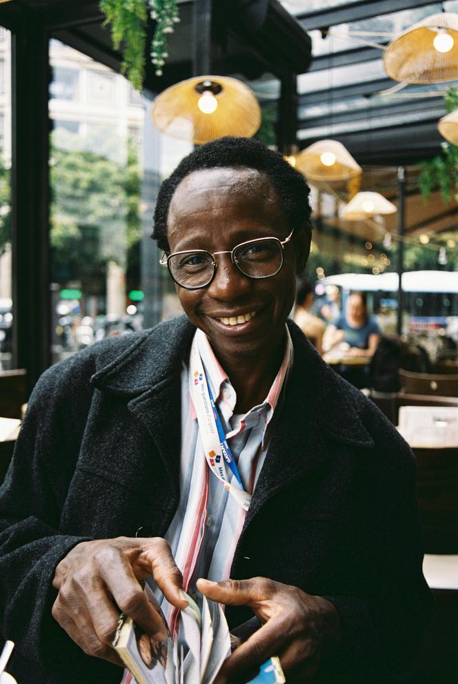 Daouda Diakhite est arrivé à la gare de Bercy, dans le 12ᵉ arrondissement de Paris, le 22 décembre 2020. « Il y avait du monde partout, du mouvement, mais rien qui puisse vraiment m’impressionner », explique-t-il en juillet 2025, alors qu’il revient sur les lieux.