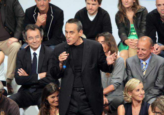Au micro, le présentateur Thierry Ardisson, lors de l’annonce des programmes de la saison 2008/2009 de Canal+, à Paris, le 28 août 2007.