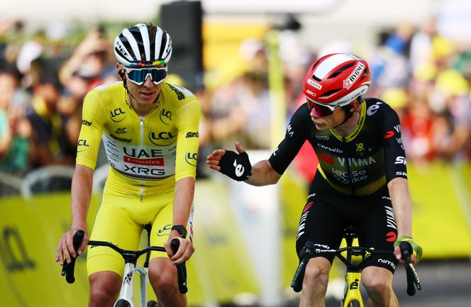 Abrigados no pelotão, Tadej Pogacar (de amarelo) e Jonas Vingegaard, os dois vencedores anteriores do Tour de France, tentaram limitar os danos no final da décima etapa, entre Ennezat e Le Mont-Dore (Puy-de-Dôme), em 14 de julho de 2025.