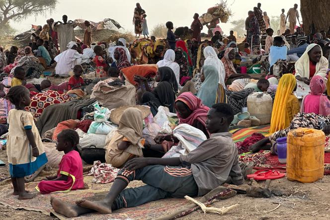 As pessoas que fugiram do campo deslocado do Zamzam caíram sob o controle das forças do governo, descansam em um campo improvisado localizado perto da cidade de Tawila, na região de Darfour du Nord em 13 de abril de 2025.