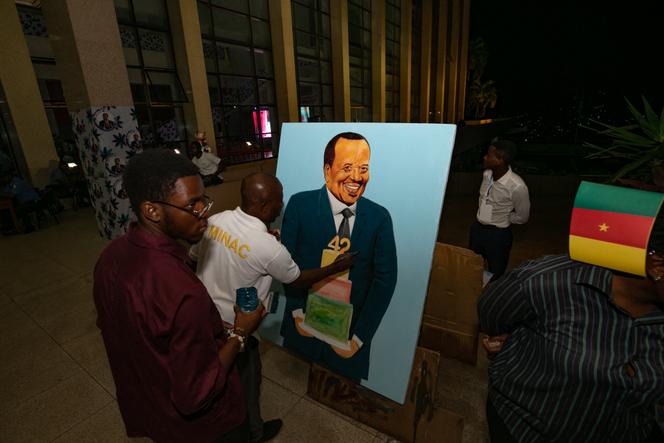 Un artiste peint un portrait du président camerounais, Paul Biya, célébrant ses 42 ans au pouvoir, à Yaoundé, le 6 novembre 2024.