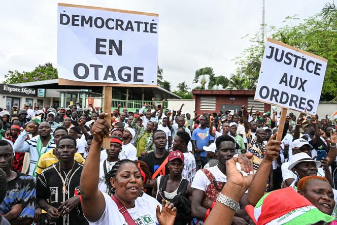 Des partisans du PDCI manifestent devant le siège de la Commission électorale indépendante, à Abidjan, pour demander la réintégration de leur candidat à l’élection présidentielle, Tidjane Thiam, sur les listes électorales, le 14 juin 2025.