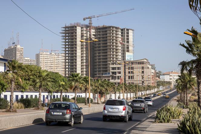 Un immeuble en construction sur la corniche à Dakar, en mars 2025.