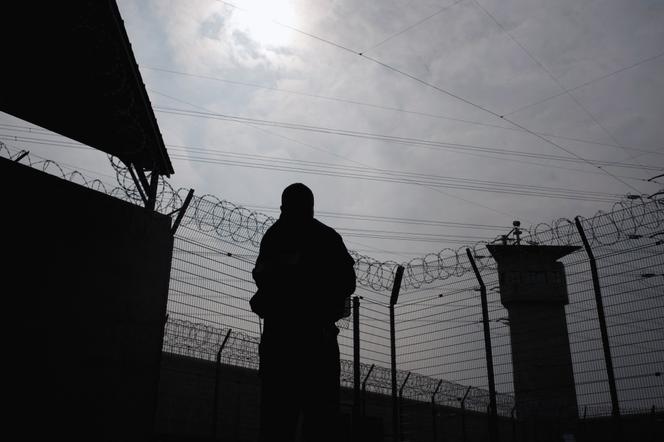 Un gardien du centre pénitencier de Corbas monte la garde, le 2 avril 2009, dans la banlieue de Lyon.