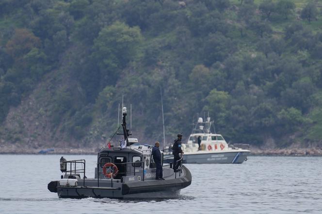 Un bateau de Frontex (au premier plan) et des navires des garde-côtes grecs participent à une opération de sauvetage au large des côtes de l’île de Lesbos, au nord-est de la mer Egée, en Grèce, le 3&nbsp;avril 2025.