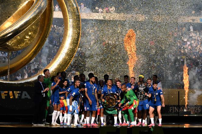 Joao Pedro soulève le trophée de la Coupe du monde des clubs après la victoire de Chelsea face au PSG en finale au MetLife Stadium, à East Rutherford, dans le New Jersey, le 13 juillet 2025.