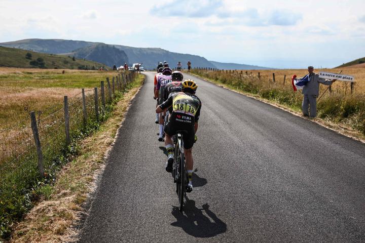 Le Britannique Simon Yates (Visma-Lease a Bike) dans un groupe de coureurs échappés lors de la dixième étape entre Ennezat et Le Mont-Dore, dans le Puy-de-Dôme, le 14 juillet 2025.