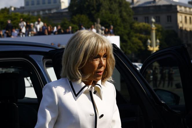 Brigitte Macron chega a Place de La Concorde para o desfile de 14 de julho. Em Paris, 14 de julho de 2025.