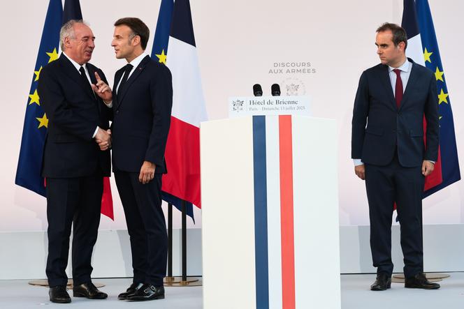 Emmanuel Macron, com o primeiro -ministro, François Bayrou, e o ministro das Forças Armadas, Sébastien Lecornu, durante o anúncio de um novo aumento nos gastos com defesa em 2027, em Paris, em 13 de julho de 2025.