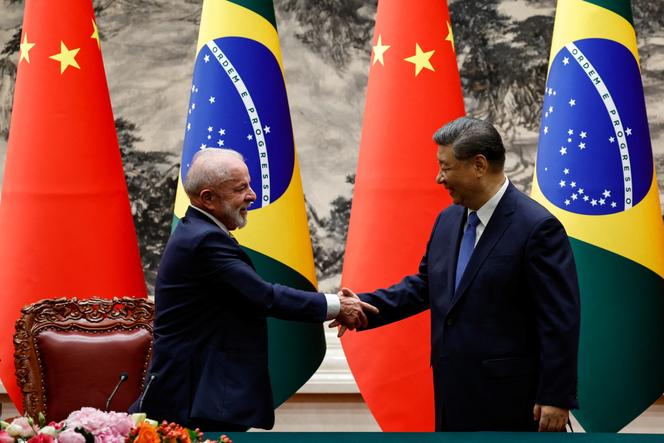 Le président chinois, Xi Jinping, et le président brésilien, Luiz Inacio Lula da Silva, au Grand Hall du peuple, à Pékin, le 13 mai 2025. 