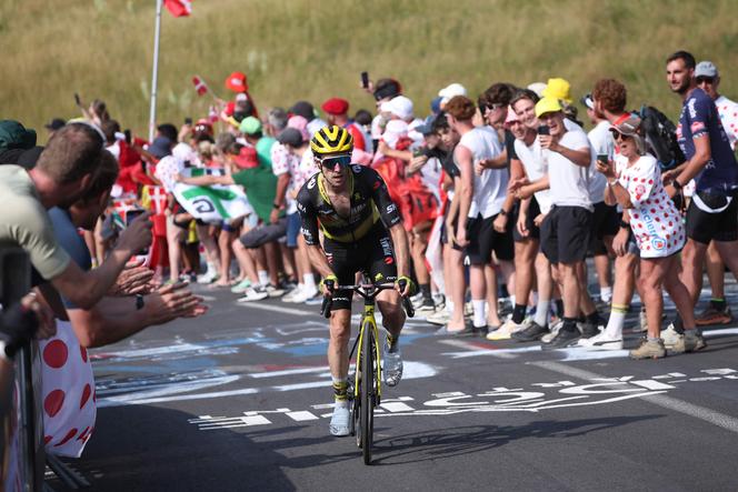 Le Britannique Simon Yates (Visma - Lease a bike) dans l’ascension du Mont-Dore Puy de Sancy lors de la 10e étape du Tour de France, dans le Puy-de-Dôme, le 14 juillet 2025.