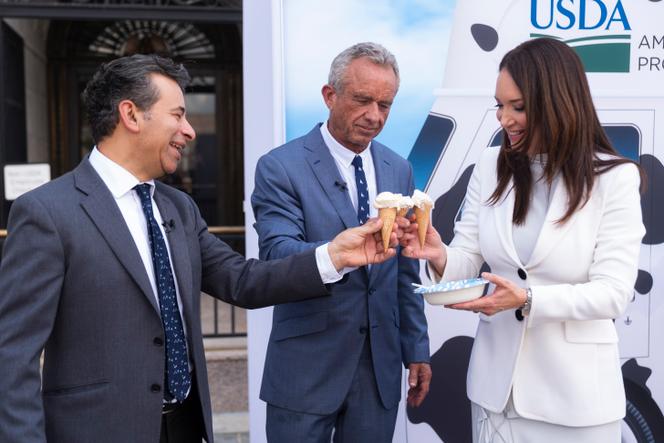 Le patron de la FDA, l’agence américaine de l’alimentation et des médicaments, Martin Makary, le secrétaire à la santé, Robert Kennedy Jr, et la secrétaire à l’agriculture, Brooke Rollins, se félicitent de la décision des fabricants de glace de bannir les colorants de synthèse, au ministère de l’agriculture, à Washington, le 14 juillet 2025.