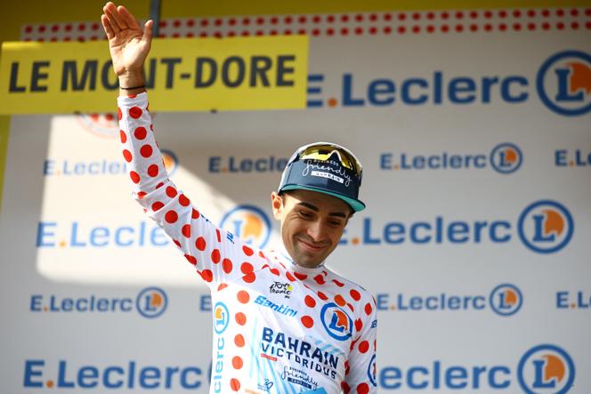 Lenny Martinez, maillot à pois de meilleur grimpeur sur les épaules, au Mont-Dore Puy de Sancy (Puy-de-Dôme), lundi 14 juillet, à l’issue de la 10e étape du Tour de France 2025.