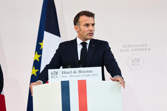Emmanuel Macron durante sua intervenção tradicional em frente às forças armadas no Hôtel de Brienne, em Paris, em 13 de julho de 2025.