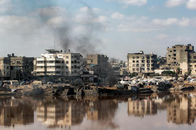 Os palestinos deslocados dos campamentos estão instalados perto da bacia de coleta de águas residuais Cheikh Radwan, na cidade de Gaza, em 14 de julho de 2025.