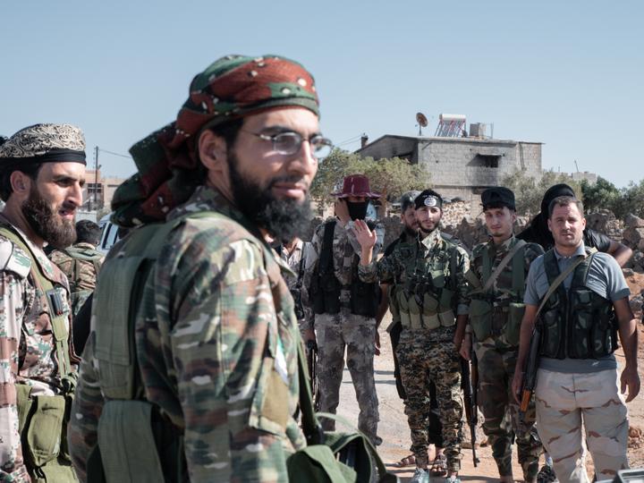 Des soldats de la 103ᵉ brigade déployés par le ministère de la défense, sur un checkpoint établi par des membres des forces de la sûreté générale, dépendant du ministère de l’intérieur, dans le village d’As-Suwarah Al-Kubra, en Syrie, le 14 juillet 2025.