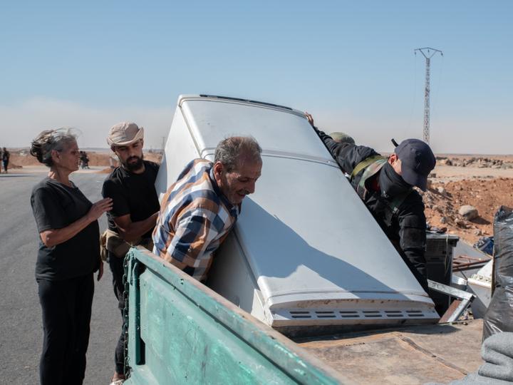 Moheib Al-Bitar, 60 ans, et Tourfa Nawakil, 64 ans, viennent récupérer certains de leurs effets personnels volés par des hommes en armes à As-Suwarah Al-Kubra, en Syrie, le 14 juillet 2025.