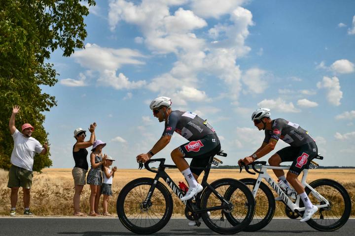 Les deux coureurs de l’équipe Alpecin-Deceuninck Jonas Rickaert et Mathieu Van der Poel, lors de leur longue échappée durant la neuvième étape entre Chinon (Indre-et-Loire) et Châteauroux, le 13 juillet 2025.