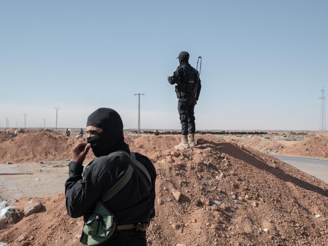 Des membres des forces de sécurité intérieure syriennes à un check-point à As Sawara Al Kubra, en Syrie, le 14 juillet 2025.
