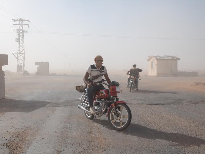 Des hommes armés roulent en direction de la ville de Souweïda, le 13 juillet 2025. 