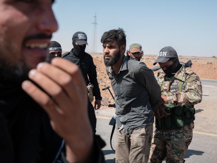 Un homme est arrêté par des membres des forces de la sûreté générale, dépendant du ministère de l’intérieur, sur un checkpoint établi dans le village d’As-Suwarah Al-Kubra, en Syrie, le 14 juillet 2025.