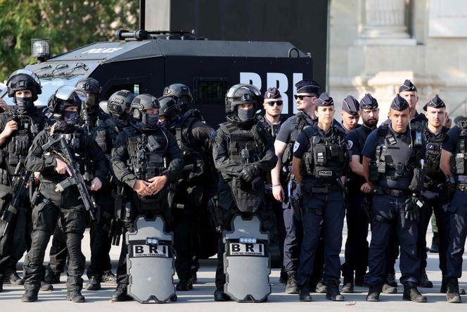 Des membres de la brigade de recherche et d’intervention (BRI) et des policiers avant le début du défilé militaire, à Paris, le 14 juillet 2025.