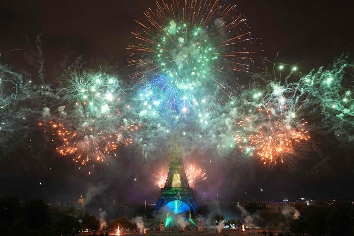 Des feux d’artifice et des drones illuminent la tour Eiffel à Paris, le 14 juillet 2025.