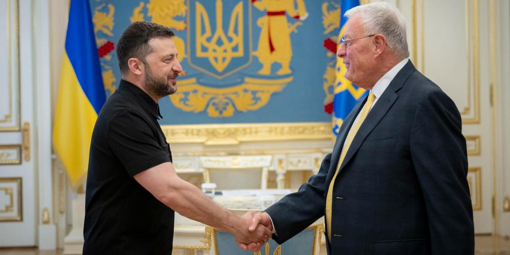 Le président ukrainien, Volodymyr Zelensky, et l’envoyé spécial américain pour l’Ukraine et la Russie, Joseph Kellogg, à Kiev, le 14 juillet 2025. - UKRAINIAN PRESIDENTIAL PRESS OFFICE/AP