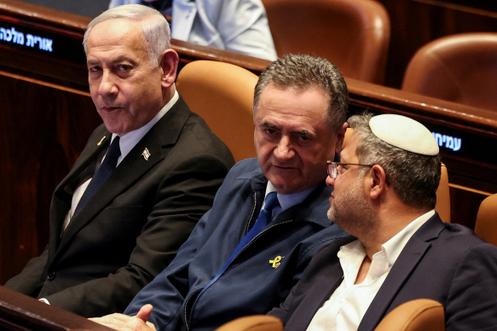 De gauche à droite, le premier ministre israélien, Benyamin Nétanyahou, le ministre de la défense, Israel Katz, et le ministre de la sécurité nationale, Itamar Ben Gvir, à la Knesset, le Parlement israélien, à Jérusalem, le 14 juillet 2025.