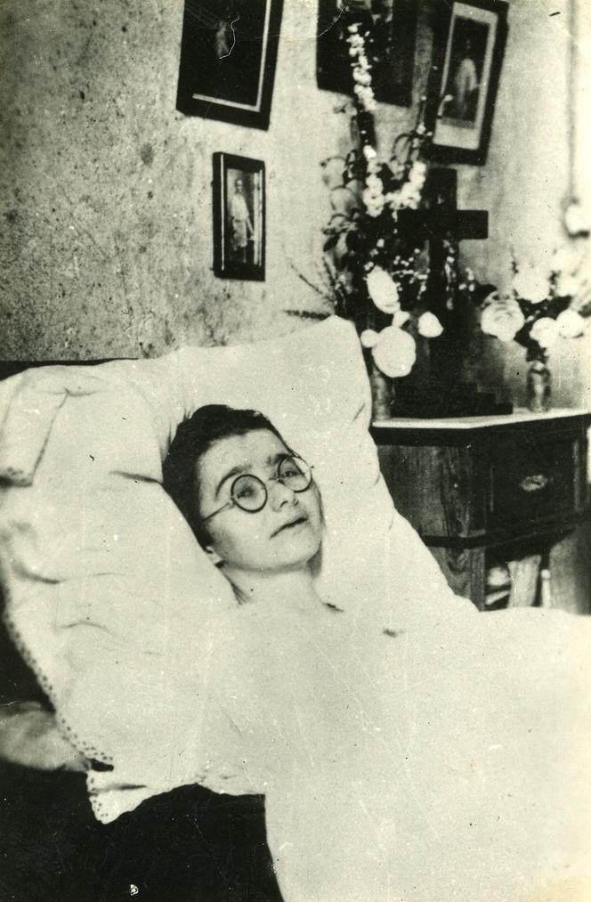 Marthe Robin, dans sa chambre, à Châteauneuf-de-Galaure (Drôme), vers 1935.