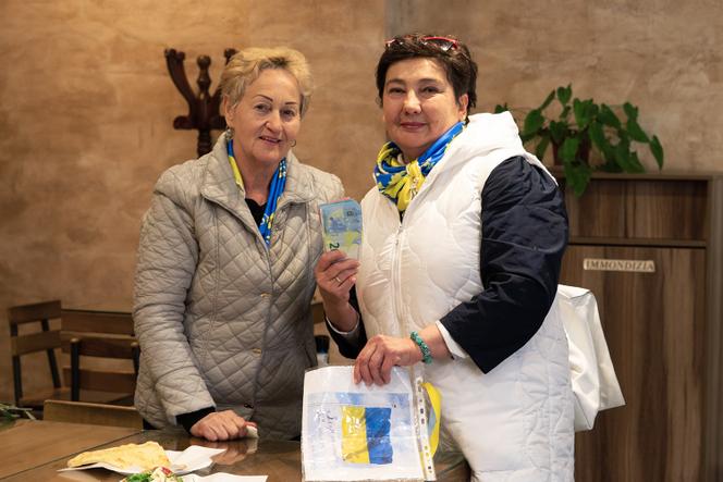 A Udine, le 13 avril, les « badanti » Irina Lagodyak (à droite) et Antonina Hrabarchuk, avec de l’argent récolté pour les combattants ukrainiens.