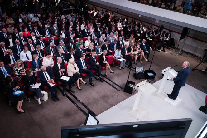 Le premier ministre, François Bayrou, devant les membres de son gouvernement, lors de la présentation du plan de redressement des finances publiques, à Paris, le 15 juillet 2025.